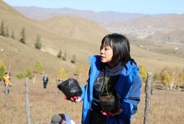 Kana Endo, Voluntaria de las Naciones Unidas que presta servicio como Asistentes de Comunicación y Promoción con la Oficina del Coordinador Residente de las Naciones Unidas en Mongolia, durante un acto de plantación de árboles en el monte Bayanzurkh, al nordeste de la ciudad de Ulaanbaatar, en septiembre de 2022.