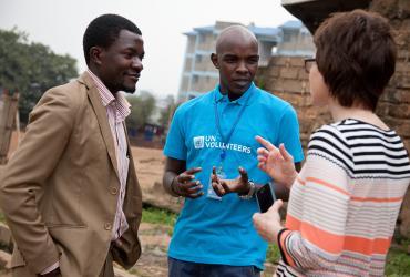 George Gachie, un Voluntario Nacional de las Naciones Unidas de Kenia, comparte un momento con un parlamentario local y otro Voluntario de las Naciones Unidas en los barrios marginales de Kibera, la comunidad donde lidera un Proyecto de Mejoramiento Participativo de Asentamientos para UN-Habitat. 
