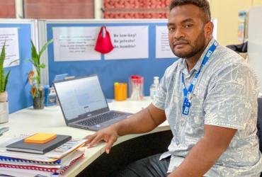 Jason est l’un des huit Volontaires des Nations Unies nationaux affectés à la Commission électorale des Îles Salomon. Il est assistant médias et relations publiques dans le cadre de l’initiative PNUD-VNU en faveur des diplômés.