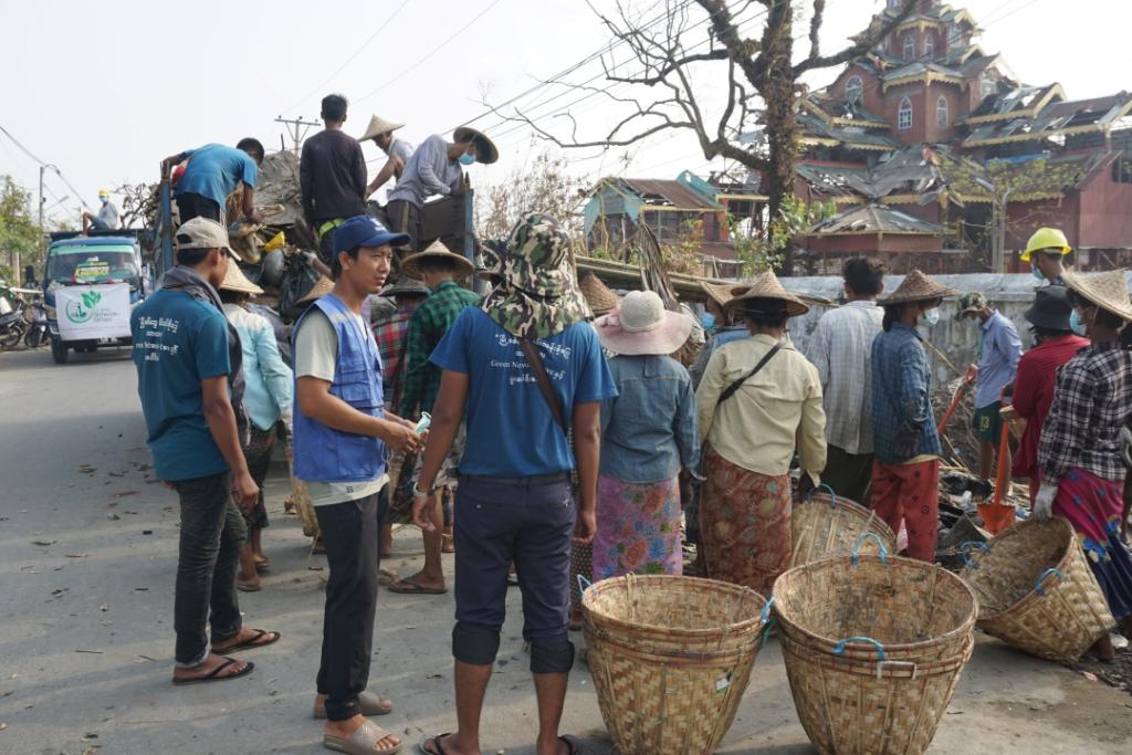 Bhone Myint Aung, (second from left, wearing UNDP vest), a national UN Volunteer, Triple Nexus Coordinator with the UNDP-Sittwe Rakhine field office participates in cleaning of debris and waste following Cyclone Mocha in Sittwe province, Myanmar. During the activity, waste from damaged houses and remains of destroyed trees were collected. ©️UNDP Myanmar