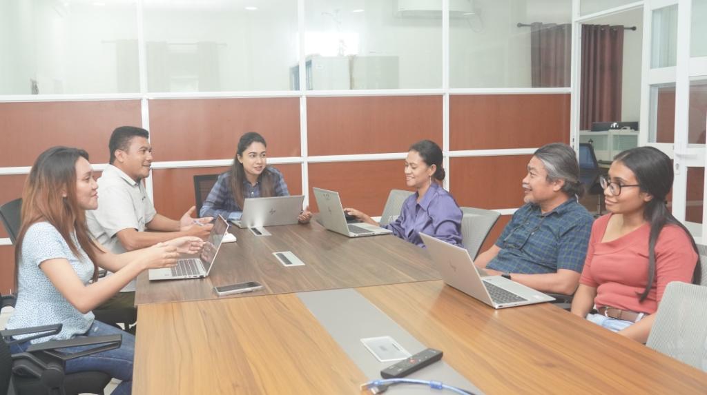 Fiza Mazhar (center, chairing the meeting), international UN Volunteer, Programme Support Officer with UNDP Timor-Leste holds a team meeting to discuss the annual work plan for 2024 with the project team to discuss ways for escalating the project deliverables. ©UNDP Timor Leste 2024