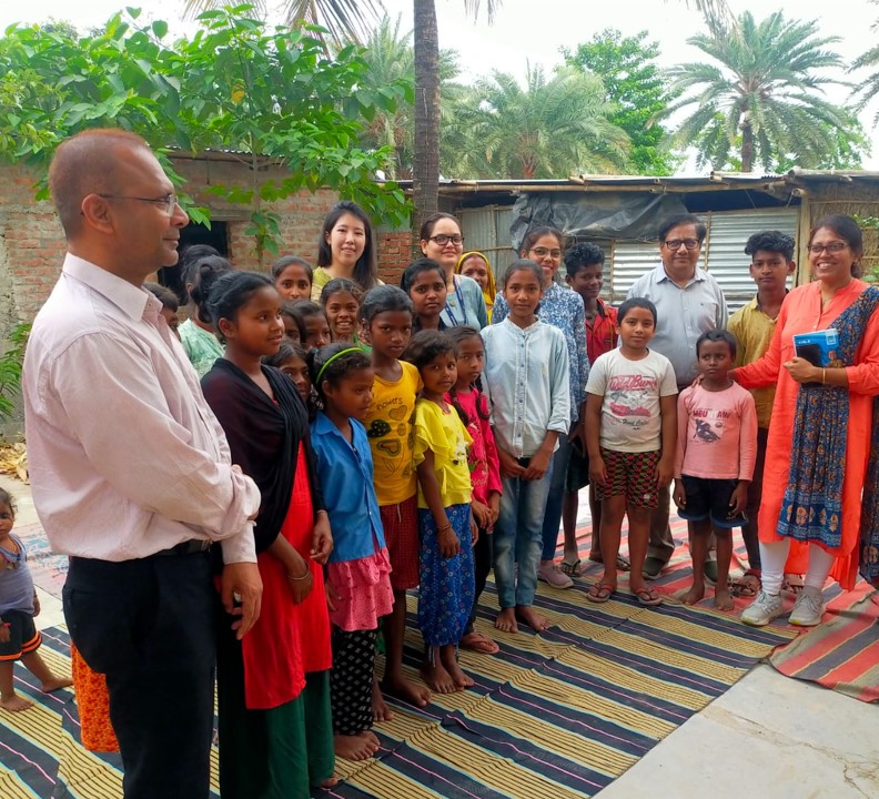 UN Volunteer Child Protection Officer Rashmi Kumari with an adolescent group formed under the UDAAN adolescent development and empowerment programme in Bihar, India. ©️UNICEF 2023