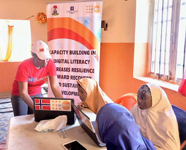 UN Volunteer Mary Mahdi Bumba conducting a training on Digital Skills 2024