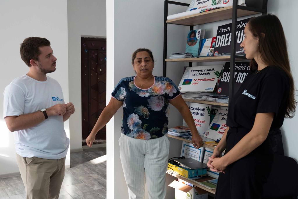 UN Volunteers Laure and Mihail are discussing with Roma mediator and activist, Elena Sirbu about Roma inclusion and equality.