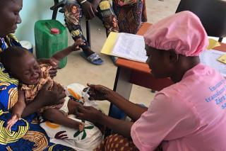 UN Volunteer Mariam Diarra vaccinating a child.