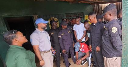 Luis Fredy Díaz Sánchez (second from left) UN Volunteer Law Enforcement Expert with UNODC conducts training for law enforcement officers in Liberia.