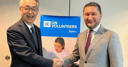 Atsushi Murata (left) meets Toily Kurbanov, Executive Coordinator, UNV in Tokyo in October. Atsushi is the first Japanese UN Volunteer over the age of 60 deployed in Djibouti with UNDP. He started his volunteer assignment in December 2024.