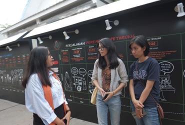 Bintang Aulia (far left) shares her insights during an exhibition on creating safe public space and safe city for women and girls, in M Bloc Jakarta.