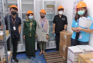 Elda Lunera Hutapea (far right) stands with colleagues at a COVID-19 vaccine private hub storage assessment in South Sulawesi Province.