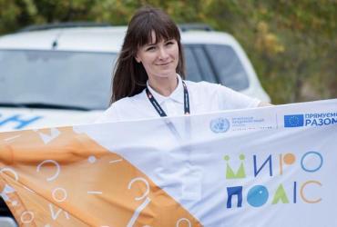 Olga Tsuprykova, UN Volunteer Recovery and Peacebuilding Specialist with UNFPA, Ukraine, during one Myropolis mission in the Luhansk oblast. 