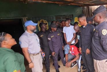 Luis Fredy Díaz Sánchez (second from left) UN Volunteer Law Enforcement Expert with UNODC conducts training for law enforcement officers in Liberia.