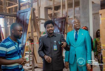 Herculan Muntasomo (left) UN Volunteer with UNDP guides Constant Mutamba (center) Minister of Justice during an official visit to the construction site of the Kalemie Courthouse.