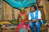 SIDJUI Emma Brigitte, asistente de protección comunitaria y BOUKOKOU Tatiana, asistente de registro en Djohong (izquierda), Voluntarias de la ONU que prestan servicios al ACNUR, visitan a la refugiada Salamatou HAMAN en su casa en Bertoua, Camerún.