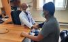 El Dr. Shanti Bahadur Thapa revisa a un paciente en el dispensario de las Naciones Unidas en Bamiyán (Afganistán).