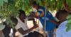 Emmanuel Chileshe Musonda (avec un gilet bleu), Volontaire des Nations Unies, adjoint à la santé et à la nutrition du HCR Zambie, aidant dans la campagne de vaccination contre la COVID-19 du ministère de la Santé lors de l’arrivée de réfugiés dans la zone d’installation de Mantapala.