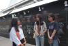 Bintang Aulia (extremo izquierdo) comparte sus ideas durante una exposición sobre la creación de un espacio público seguro y una ciudad segura para mujeres y niñas, en el M Bloc de Yakarta.