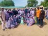El Voluntario de las Naciones Unidas Emmanuel Egorp (de naranja) sensibilizando a estudiantes y profesores en la Escuela Gubernamental Modelo del GRA, Maiduguri, estado de Borno, durante la celebración del Día de la Higiene Menstrual el 28 de mayo de 2022.