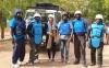 La Volontaire des Nations Unies, Rehana Bashir Butt (troisième à partir de la droite), avec ses collègues du HCR Kenya à Dadaab, aidant à la distribution d’articles non alimentaires aux réfugiés.