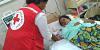 Un volontaire de la Croix-Rouge au chevet d’un patient dans un hôpital sri lankais (2017).