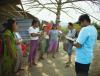 Prabesh Paudyal (à droite), spécialiste Volontaire des Nations Unies auprès du PNUD Myanmar, lors d’une consultation avec les communautés pour le séchoir à dôme solaire dans l’État de Rakhine, dans le canton de Pauktaw.