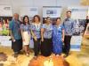 Tiffany Chan, Jeune Volontaire des Nations Unies avec le bureau multipays du PNUD à Samoa, îles Cook, Niue et Tokelau (deuxième à partir de la gauche), avec le comité d’organisation des célébrations de la Journée internationale des Volontaires 2020 à Samoa, et des représentants du programme VNU et des Volontaires australiens