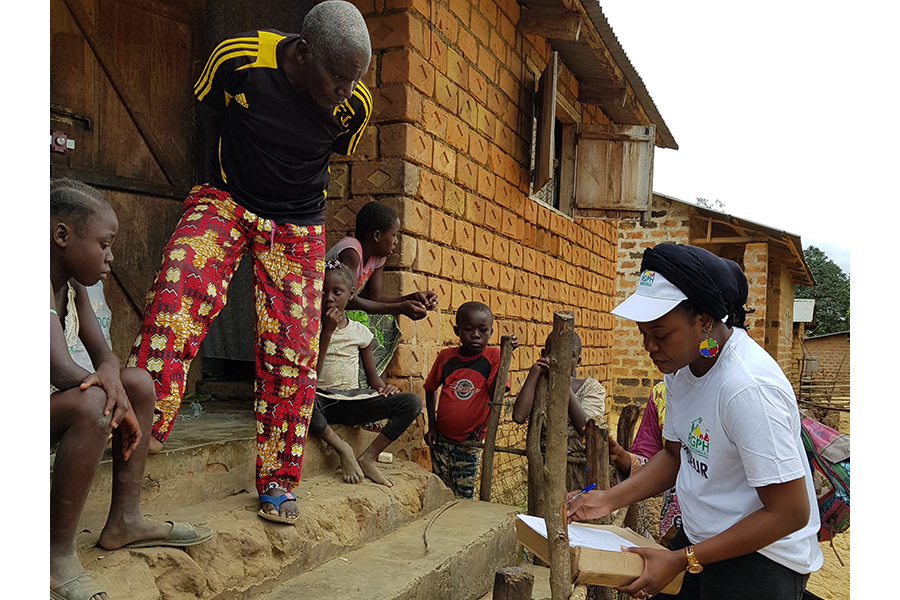 UN Volunteer Michèle co-creates key messages with the traditional communicator from the village of Minga for community outreach.