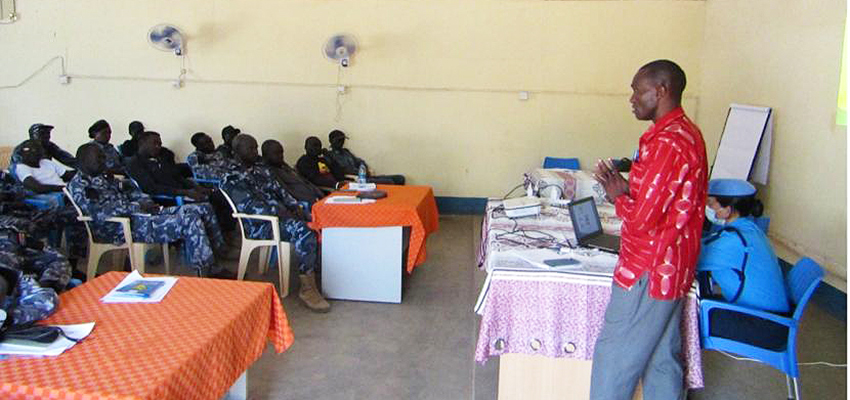 UN Volunteer Emmanuel Patay Menwon (right), UN Volunteer Civil Affairs Officer with UNMISS, facilitating conflict management training session for the South Sudan National Police Services in Rumbek Centre Police Station, Lakes State, in South Sudan.